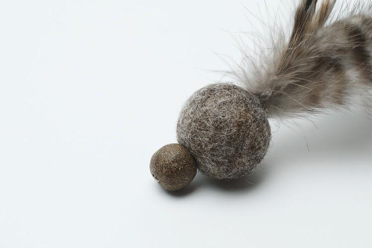 Wetnose Feather Mini Ball Cat Toy - CreatureLand